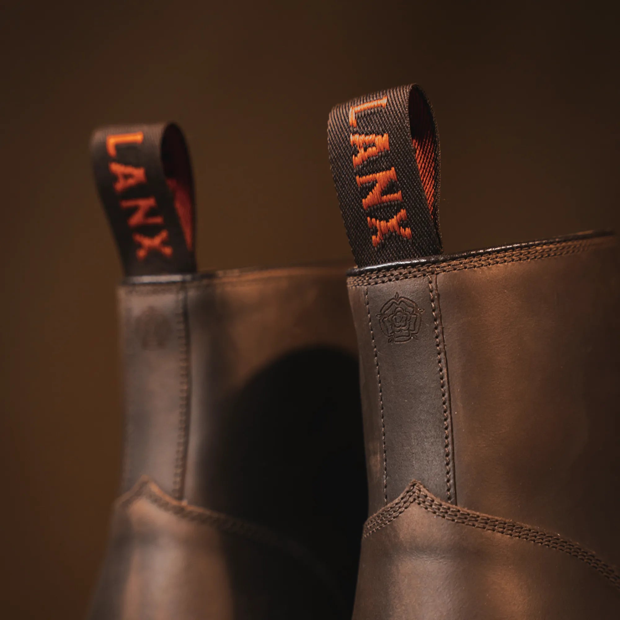 SETTLE // BROWN DISTRESSED